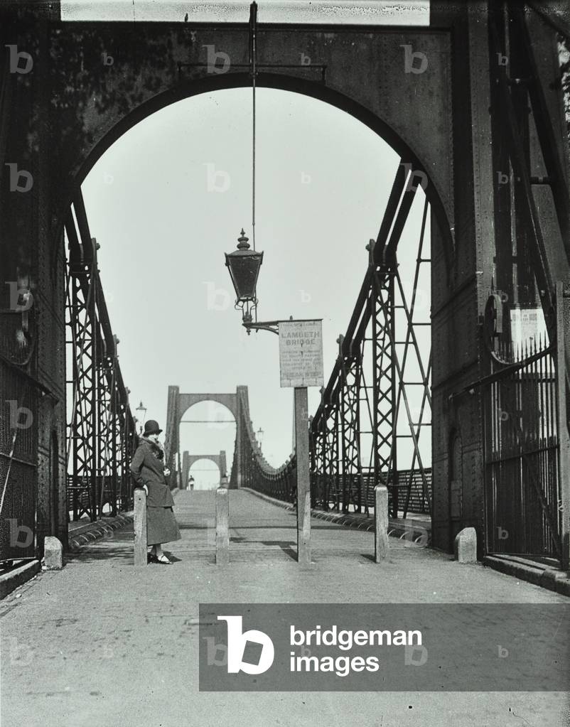 View of the Old Lambeth Bridge, 1918 (b/w photo)