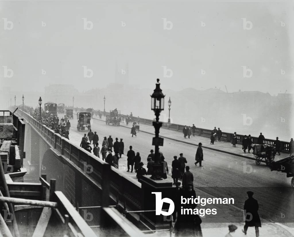 London Bridge: pedestrians and traffic on the bridge, 1924 (b/w photo)