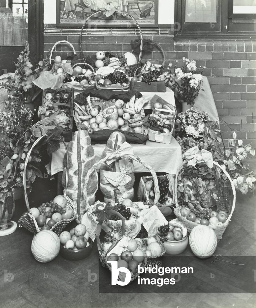 Buckingham Terrace School: harvest festival gifts, 1935 (b/w photo)