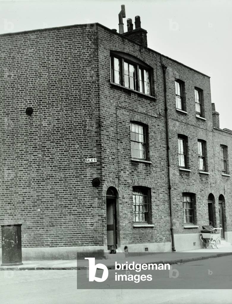 Sale Street, Bethnal Green METB: weaver's house, 1950 (b/w photo)