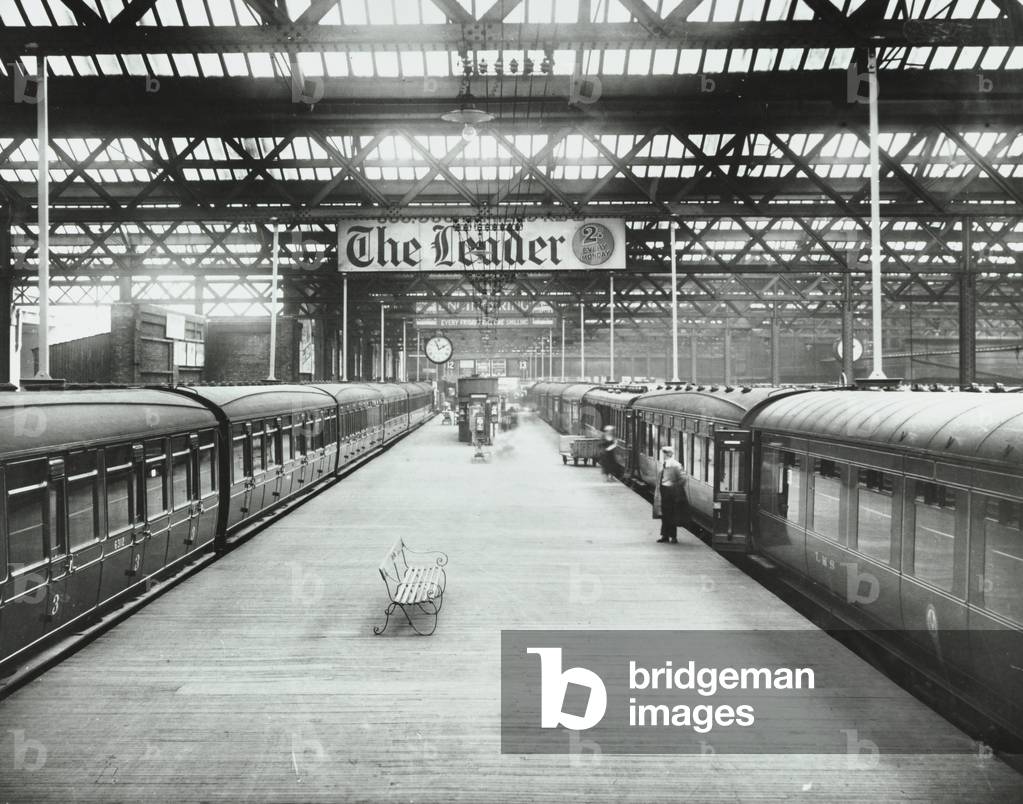 Euston Station: platforms, 1930 (b/w photo)