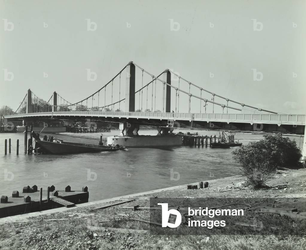 Chelsea Bridge: view of the bridge, 1937 (b/w photo)