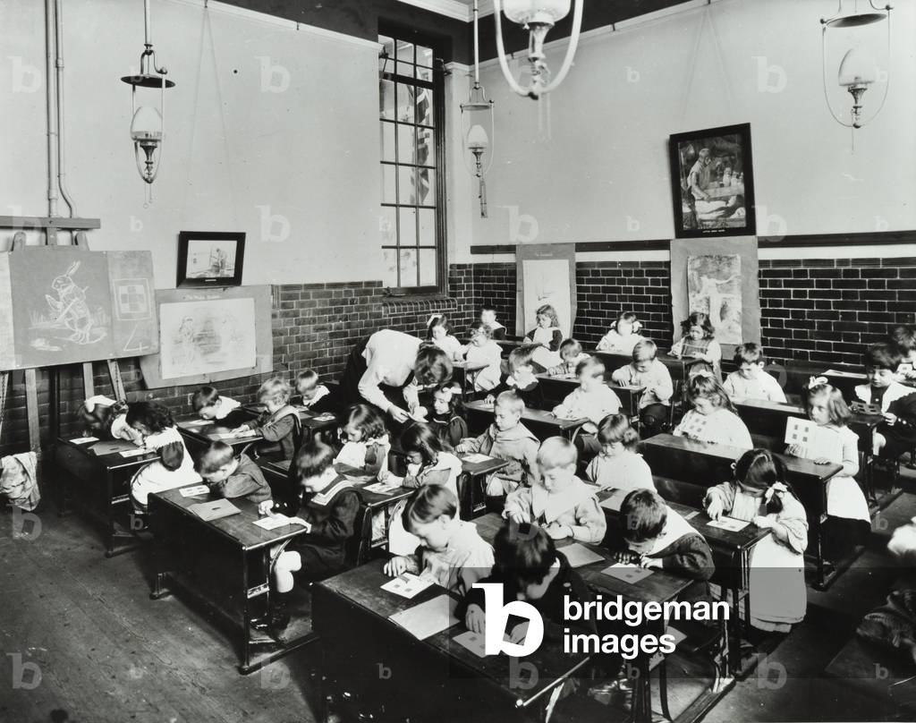 Southfields Infants School: mat weaving, 1907 (b/w photo)
