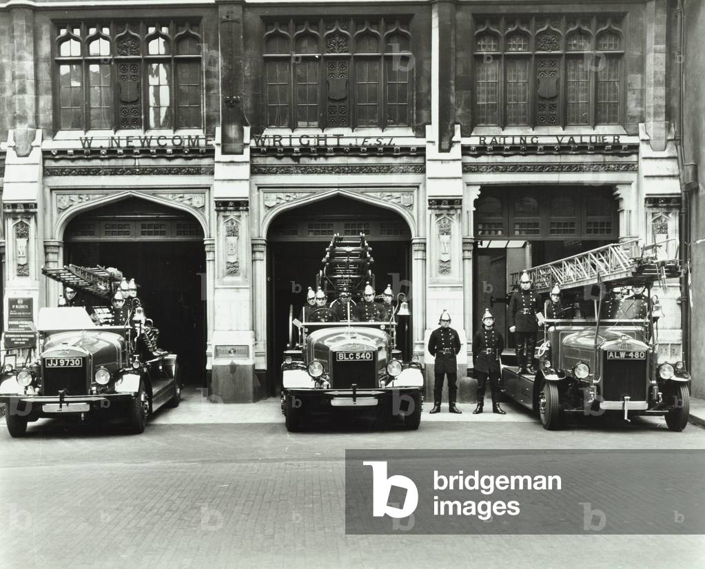 Bishopsgate Fire Station: fire engines, 1935 (b/w photo)