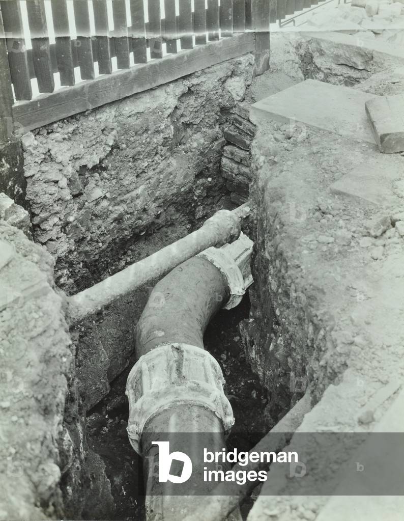 Water mains, Tavistock Street, Southampton Street, 1943 (b/w photo)