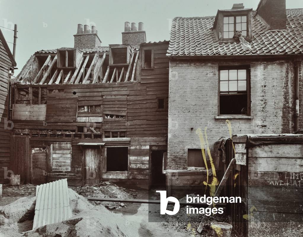 Shad Thames: Gibson's Yard, London, 1906 (b/w photo)