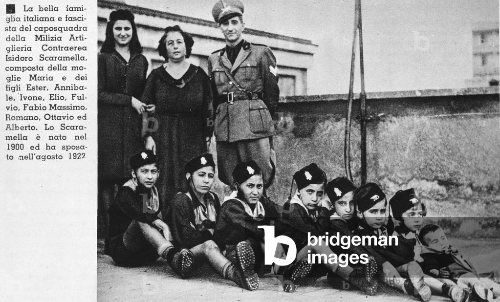 The large family of Isidoro Scaramella, squad leader of the Anti-Aircraft Defence Artillery Militia under the Fascist regime. Years 1930.