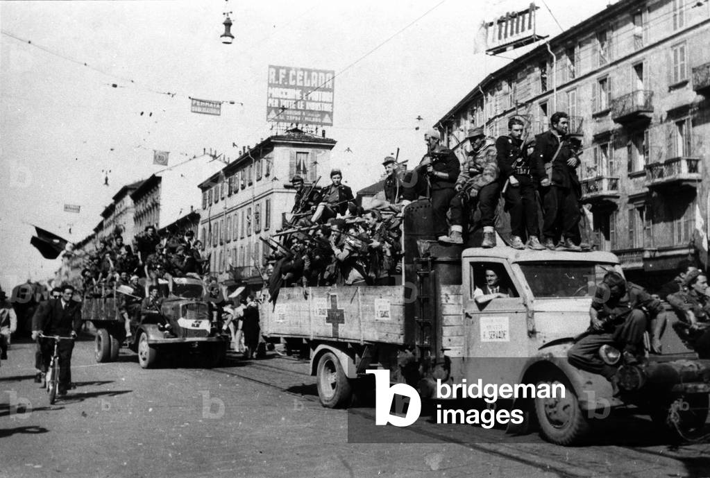 Immagine di Fotografia "Guerra del 1939 - 1945: l'ingresso dei partigiani a Milano il 25 aprile 1945: la sfila