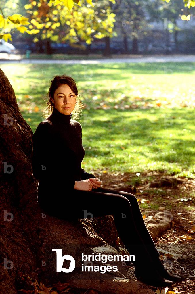 Bild von Fotografie "Porträt der Schriftstellerin Yasmine Crowther"