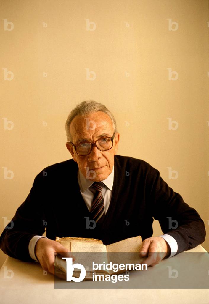 Portrait of the Italian writer Nuto Revelli showing his newspaper of the Russian Campaign.