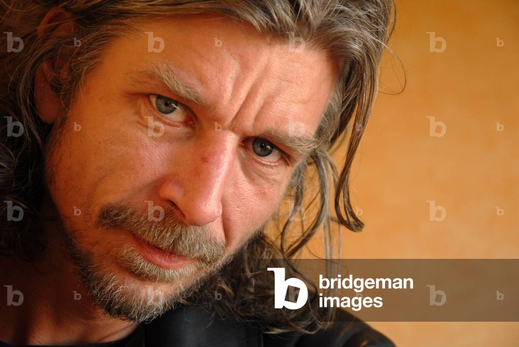 Bild von Fotografie "Porträt des norwegischen Schriftstellers Karl Ove Knausgard im Oktober 2010. ", b/w