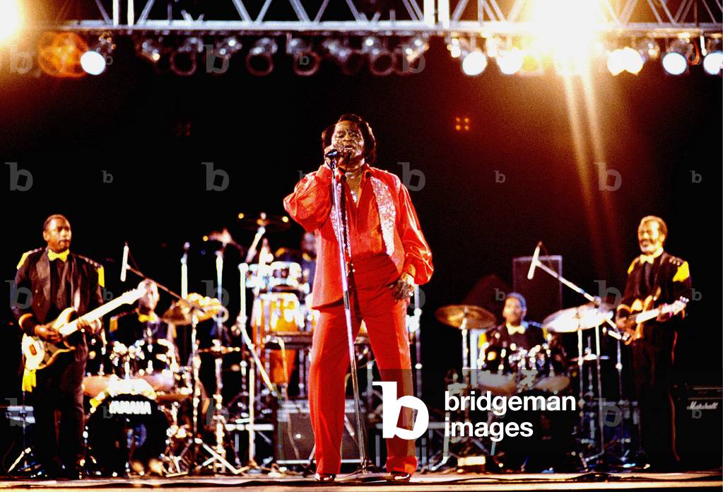 James Brown durante un concerto, circa 2000-05 (foto)