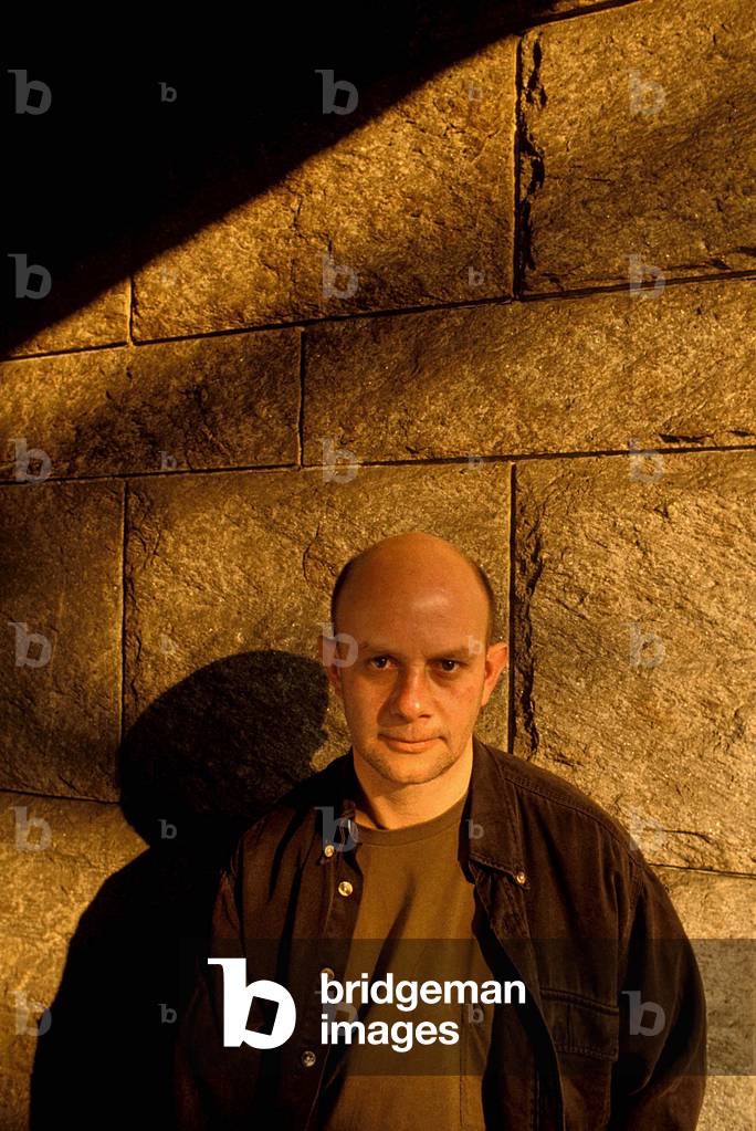 Bild von Fotografie "Porträt des englischen Schriftstellers Nick Hornby (geb. 1957). ", b/w