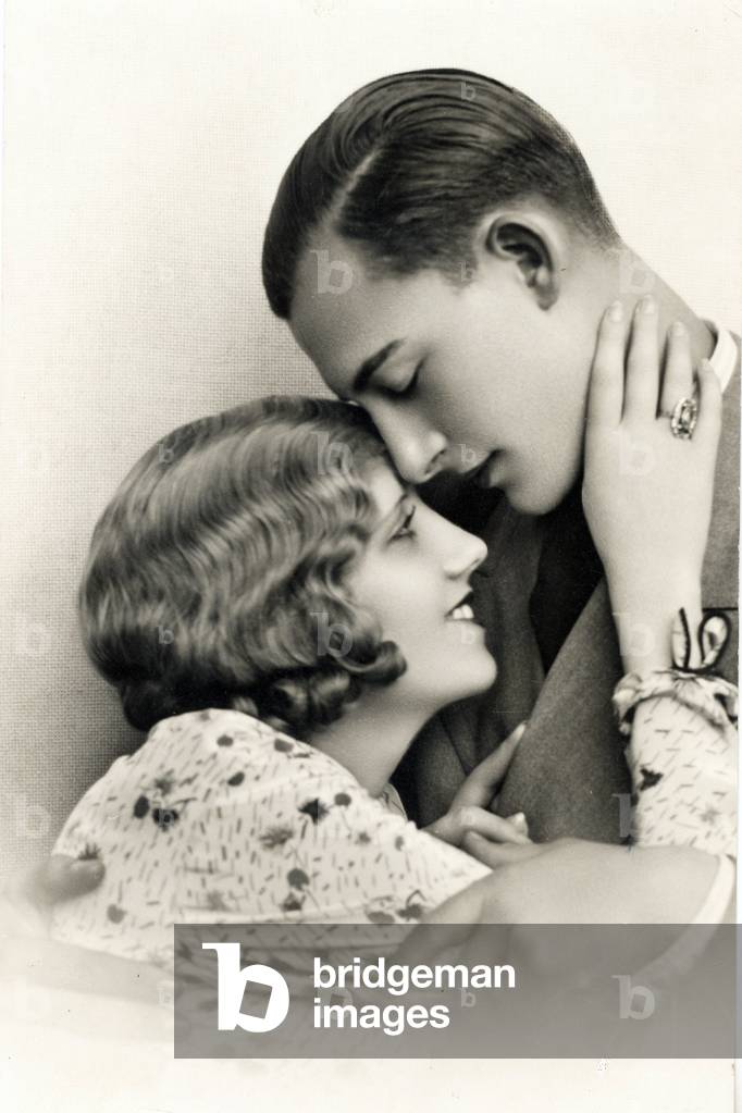 French card for Valentine's Day: a couple of lovers kissing. 1930 approx.