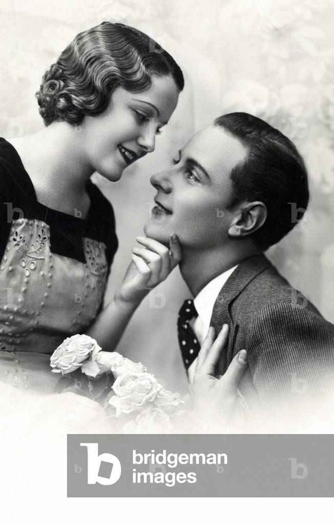 French card for Valentine's Day: a couple of lovers hugging each other. 1930 approx.