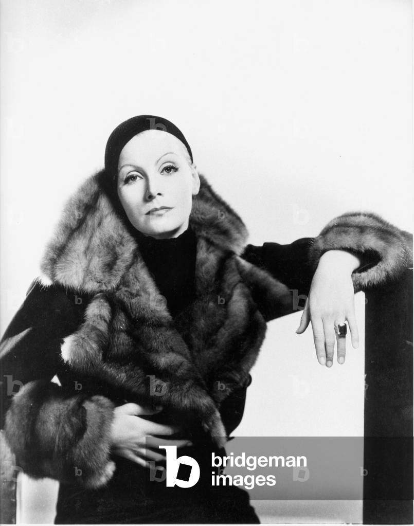 1932: The movie actress GRETA GARBO in a pubblicity still for MATA HARI by George Fitzmaurice - MGM - FILM - MOVIE - CINEMA - PORTRAIT - jewel - jewellery - jewels - gioiello - gioielli - ring - anello - cappello - hat - pelliccia - fur - cappotto - coat - DIVA - 30's - '30 - NOT FOR PUBBLICITARY USE - NON PER USO PUBBLICITARIO - NOT FOR GADGETS USE -