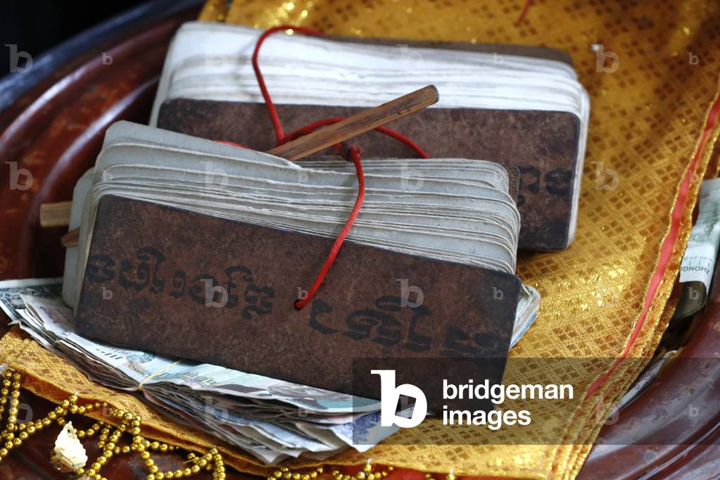 Wat Phnom Daun Penh buddhist temple. Buddhist fortune teller. Divination.  Phnom Penh. Cambodia.  (photo)