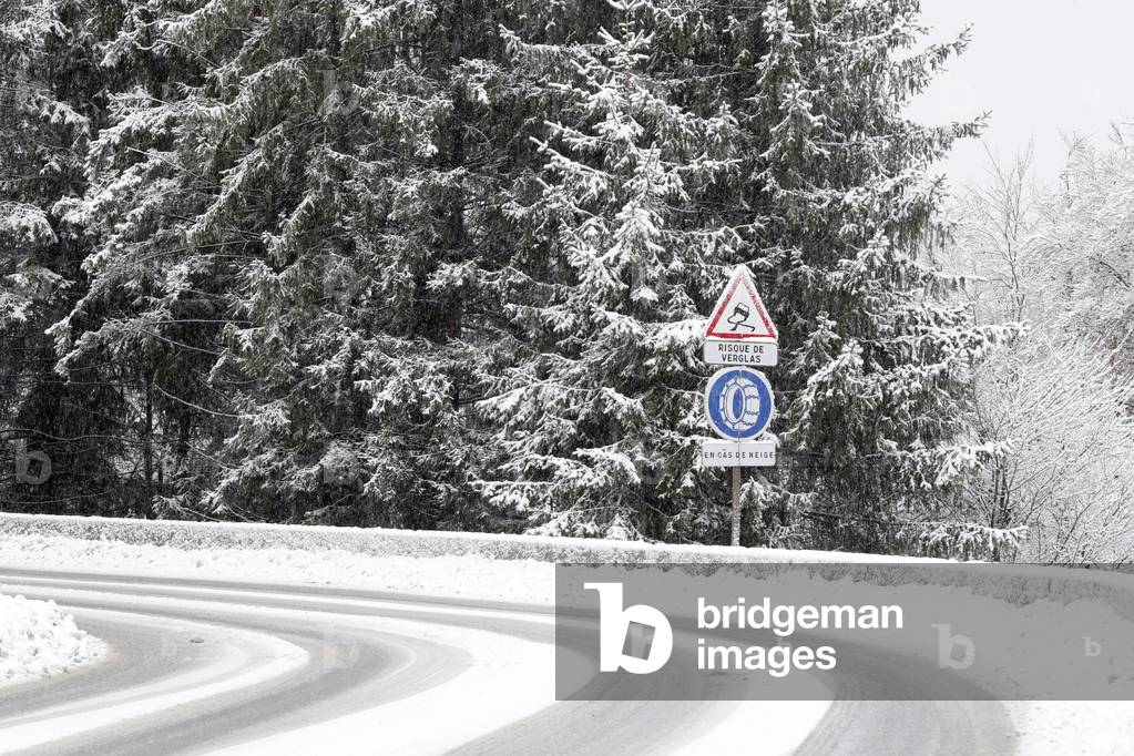 Mountain road in winter, Road signs, Saint-Gervais, France (photo)