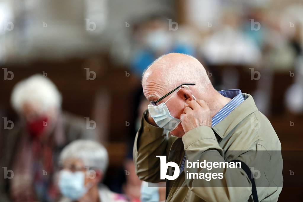 Catholic mass celebration during the COVID-19 epidemic, France, 2020 (photo)