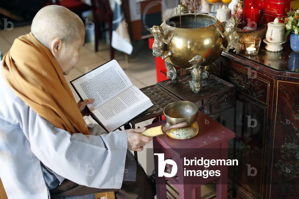 Tu An Buddhist temple.  Monk at buddhist ceremony. Singing bowl.  (photo)