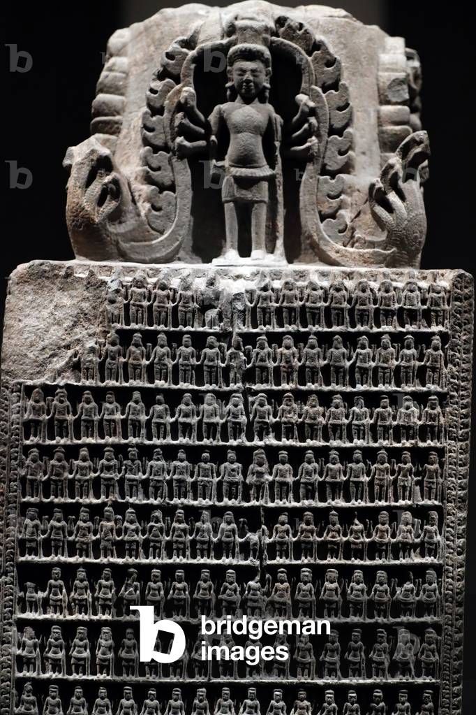 Asian Civilisations Museum, Angkor, Exploring Cambodia's sacred city,  Vishnu votive stele, On each side 255 small images of the four-armed Vishnu, Cambodia, 10th century, Sandstone, Singapore,  2018 (photo)