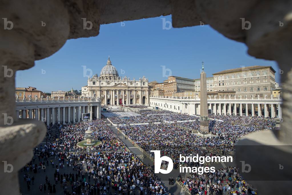 A General View of Saint Peter's Square during a canonization mass, 2019 (photo)