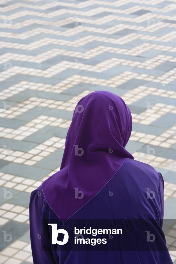 Shal Halam mosque. Muslim woman, Selangor, Malaysia