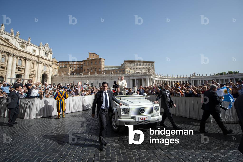 Pope Francis arrives for his weekly general audience in St. Peter's Square at the Vatican, 2019 (photo)