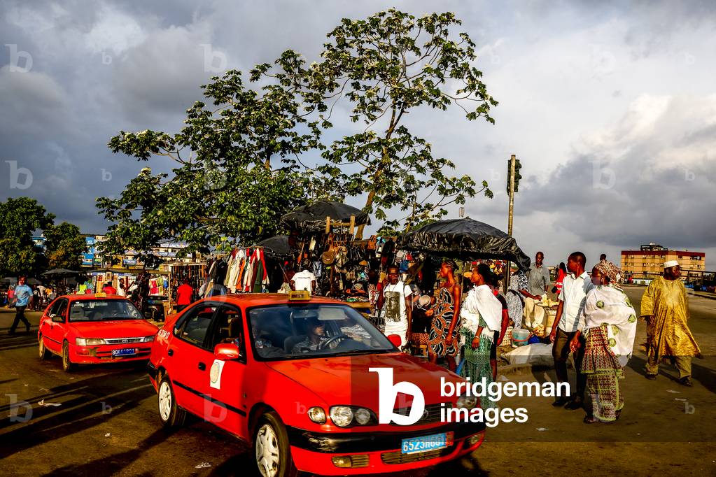 Taxis and pedestrians in Abidjan, Ivory Coast, 2017 (photo)