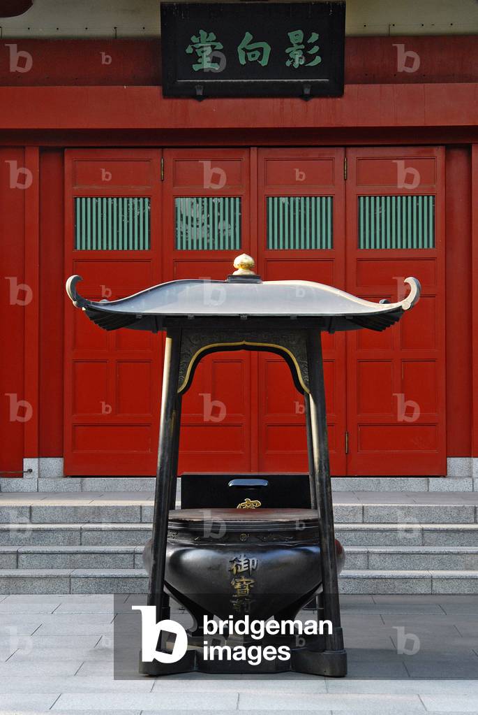Incense urn in Senso-Ji shrine, TOKYO, JAPON
