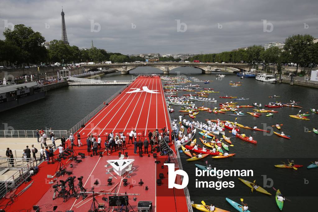 Racing track and canoes on the Seine river in Paris, France (photo)