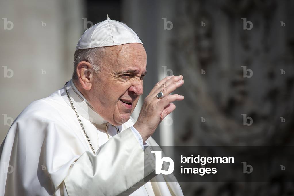 Pope Francis arrives for his weekly general audience in St. Peter's Square at the Vatican, 2019 (photo)