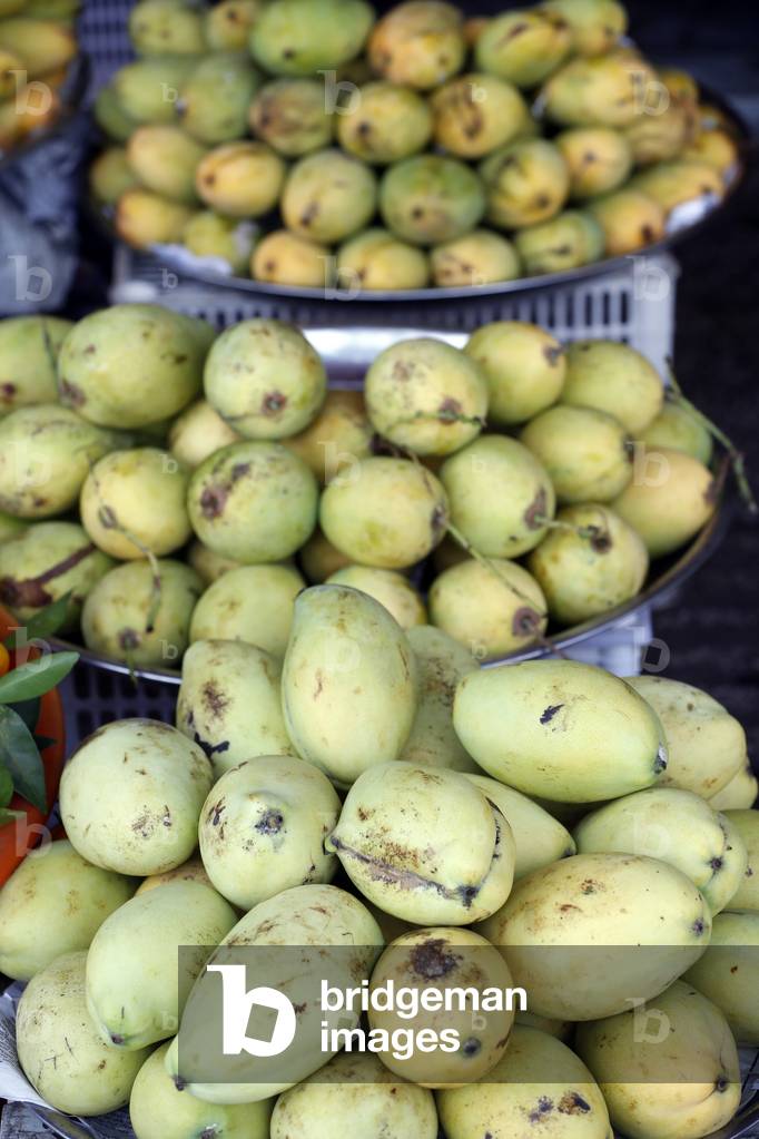 Morning market in Duong Dong town, Tropical fruits, Mangoes, Phu Quoc, Vietnam (photo)