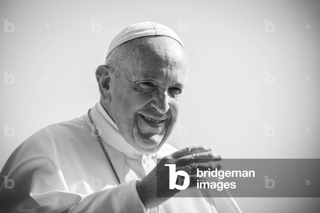 Pope Francis arrives for his weekly general audience in St. Peter's Square at the Vatican, 2019 (photo)