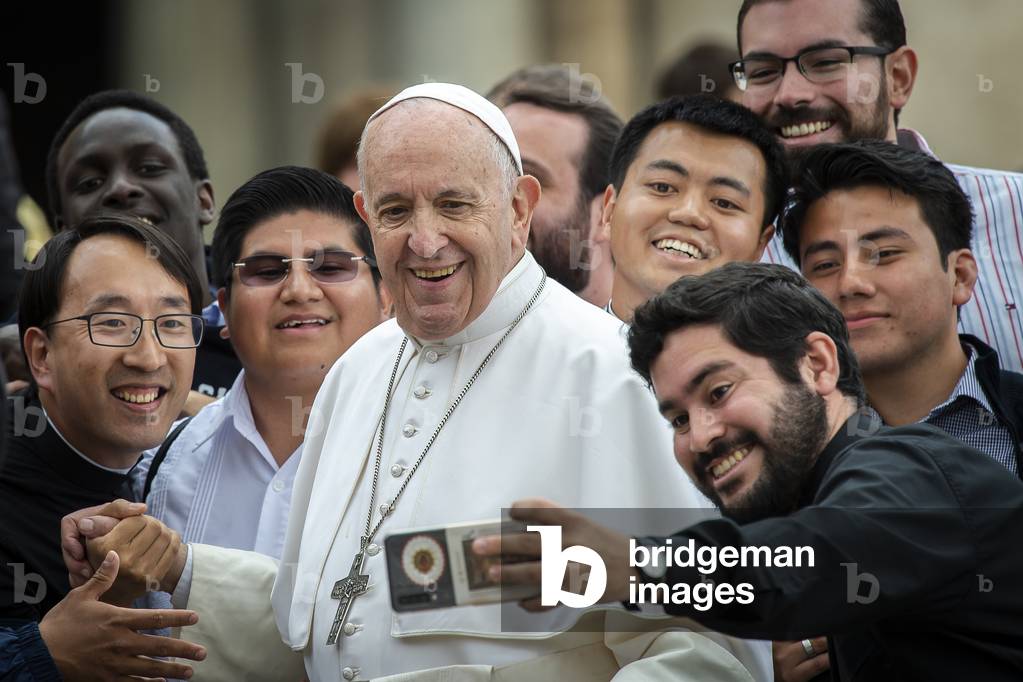 Priests takes a selfie with Pope Francis at the end of his weekly general audience in St. Peter's Square at the Vatican, 2019 (photo)