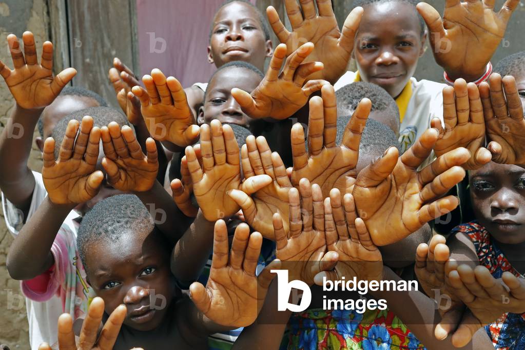African village, Group of children showing their hands, Datcha-Attikpaye, Togo, 2019 (photo)