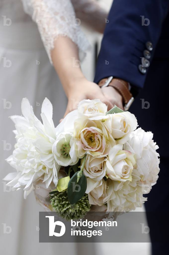 Wedding, Bride and groom holding bouquet of roses, Hanoi, Vietnam (photo)