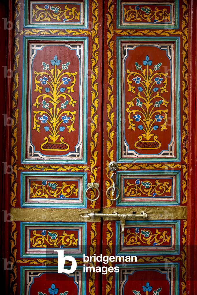 Door in a riad in Fes medina (old city), Morocco (photo)