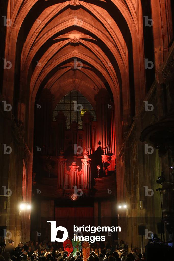 Nuit Sacr?e en l'?glise Saint-Merry. Repr?sentants du temple de Ganesh. (photo)
