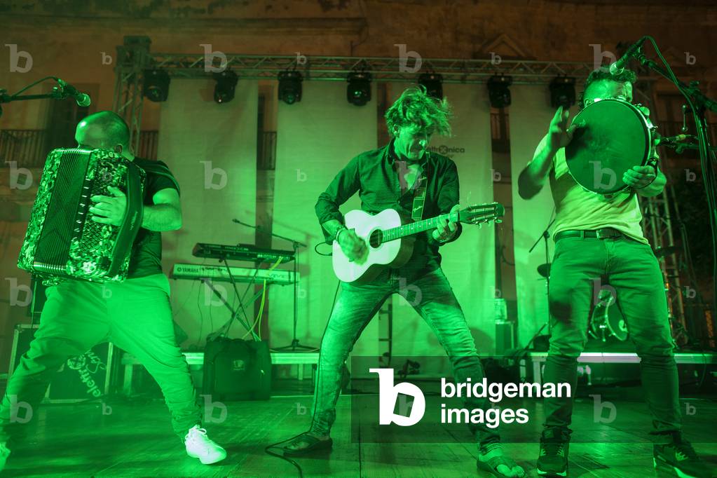 Musicians playing pizzica (traditional Salento music) in Uggiano la Chiesa, Puglia, Italy (photo)