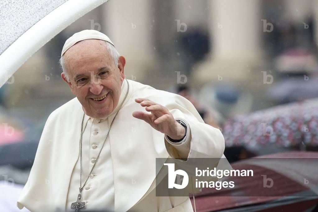 Pope Francis arrives on his popemobile under the rain for his weekly general audience in St. Peter's Square at the Vatican, 2019 (photo)