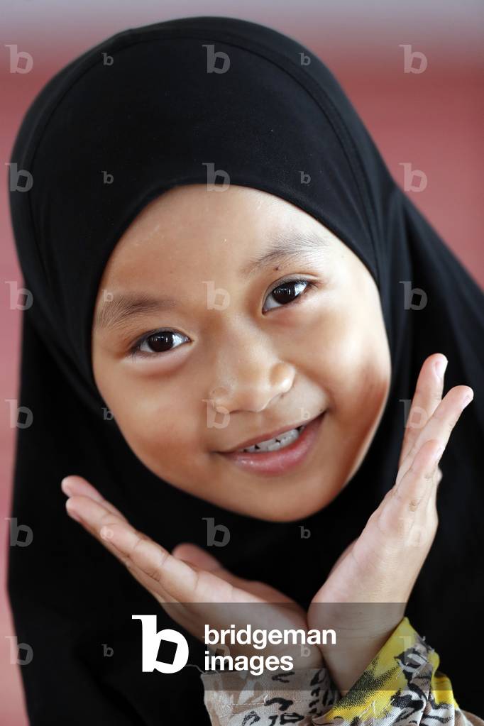 Muslim girl with abaya at Islamic school Chau Doc, Vietnam (photo)