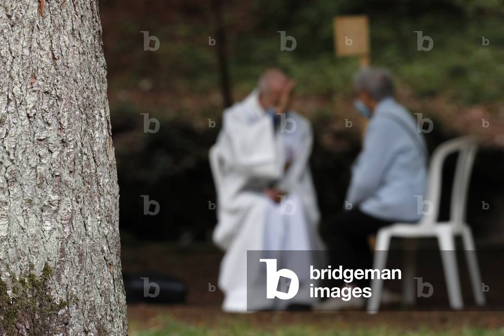 Holy confession during the Covid-19 epidemic, Sanctuary of La Bénite Fontaine, France, 2020 (photo)