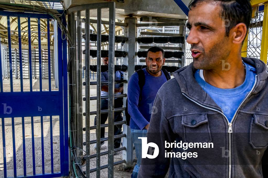 Palestinian workers at Al-Jalameh checkpoint, West Bank, Palestine, 2018 (photo)