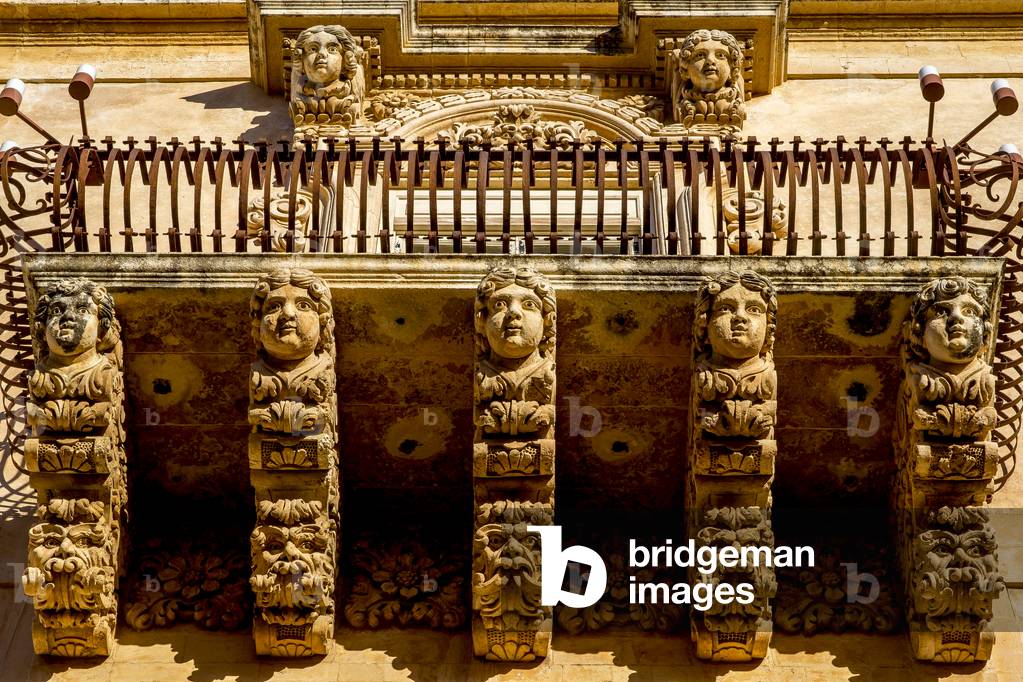 Baroque palazzo balcony in Noto, Sicily, Italy (photo)