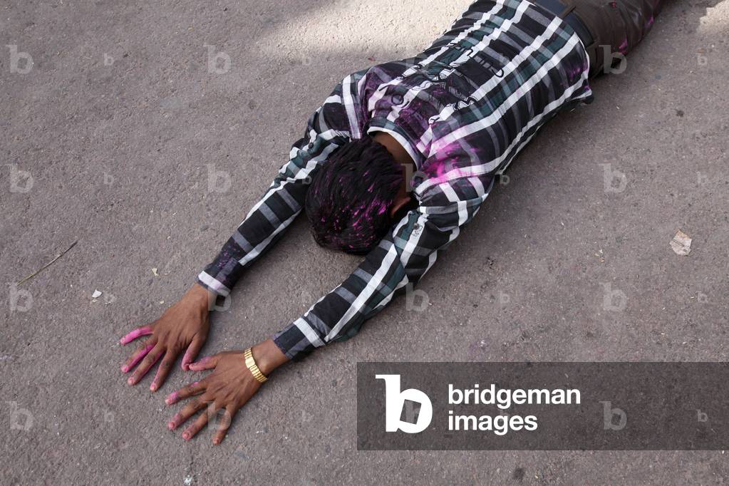 Hindu prosternating on the Goverdan Parikrama pilgrimage trail Goverdan Inde