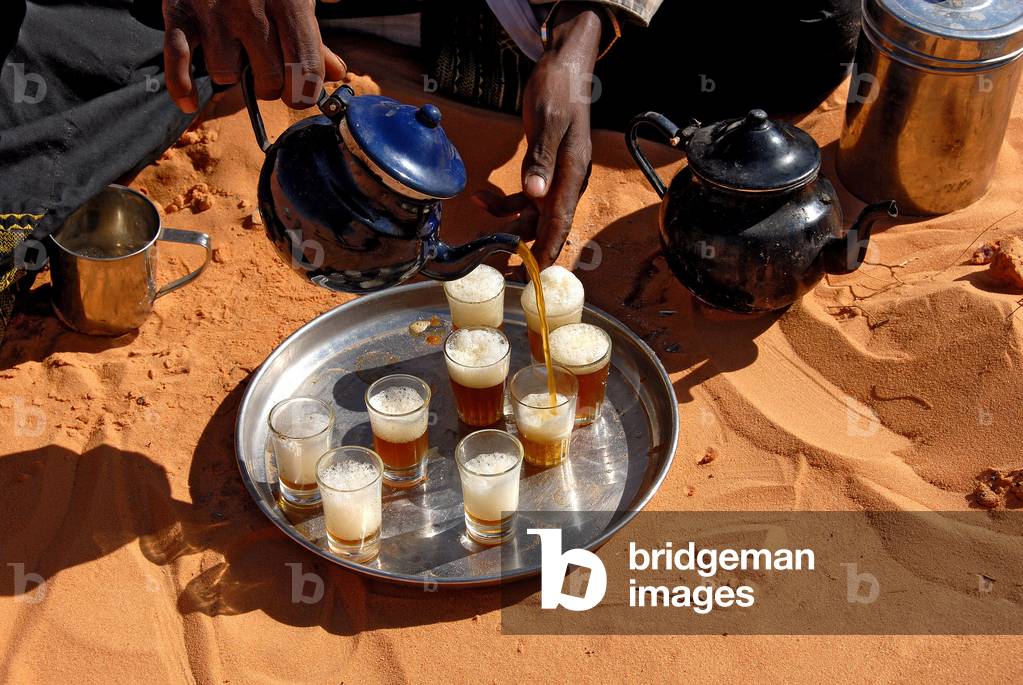 Tuareg pouring tea, SEBHA, LIBYE