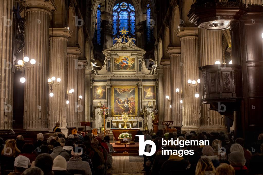 Holy sacrament adoration in Saint Nicolas des Champs church, Paris, France (photo)