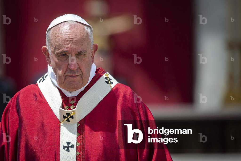 Francis walking at the end of the Pentecost Holy Mass in St. Peter's Square, at the Vatican, 2019 (photo)