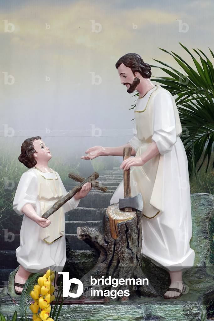 Church of the Sacred Heart of Jesus ( Nha Tho Tan Dinh ), Jesus and Joseph the carpenter, Ho Chi Minh City, Vietnam (photo)